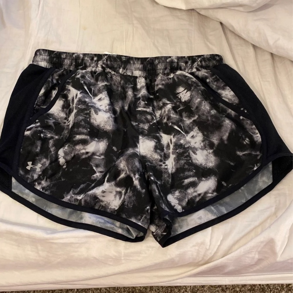 New under amour shorts size medium no tags !